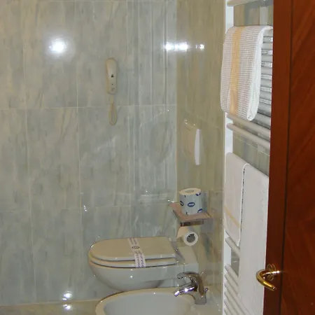 מלון Albergo Corona 3*